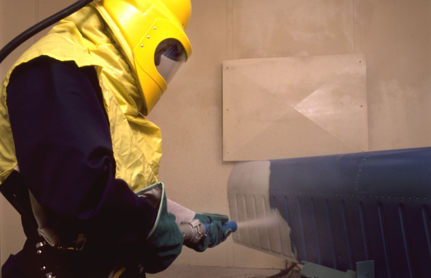 Śrutowanie aluminium - jakie są korzyści ze śrutowania odlewów tego metalu